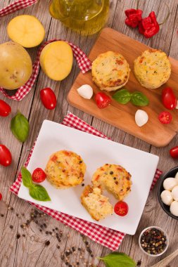 Patates gratins mozzarella ve domates ile.