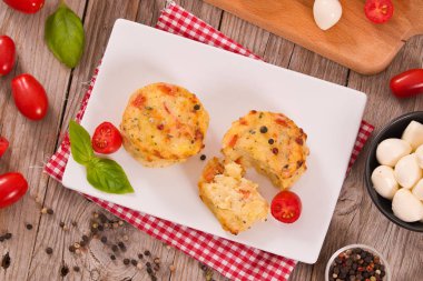 Patates gratins mozzarella ve domates ile.