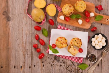 Patates gratins mozzarella ve domates ile.