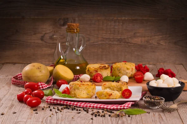 Patates Gratins Mozzarella Domates Ile — Stok fotoğraf