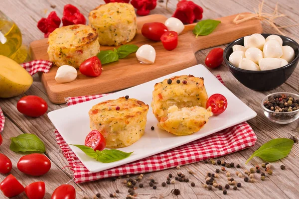 Kartoffelgratins Mit Mozzarella Und Tomaten — Stockfoto