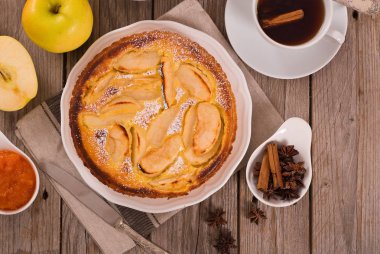 Tarte normande beyaz çanak üzerinde.