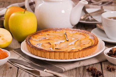 Tarte normande beyaz çanak üzerinde.