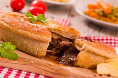 Biftekli börek kesme tahtası üzerinde.