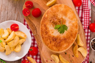 Biftekli börek kesme tahtası üzerinde.