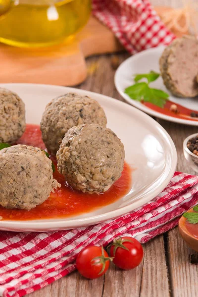 Frikadellen Mit Tomatensauce — Stockfoto