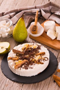 Ricotta ve armut cheesecake.