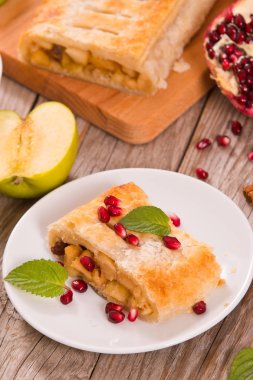 Beyaz çanak üzerinde Apple strudel.