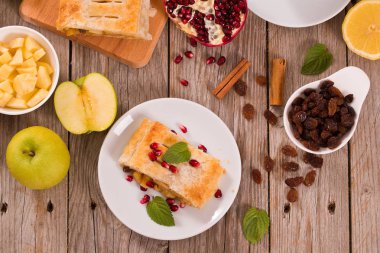 Beyaz çanak üzerinde Apple strudel.