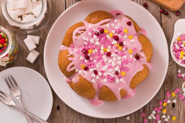 Pembe krema ile pasta.