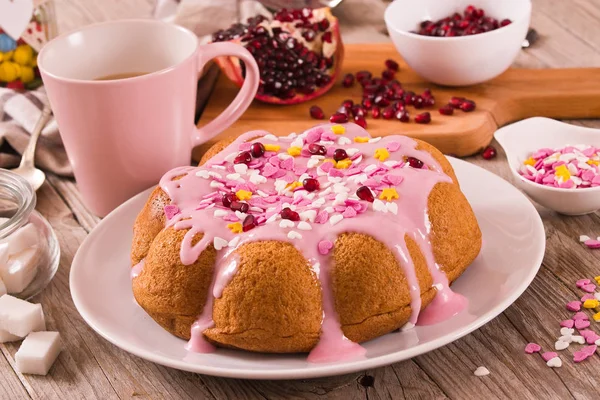 带粉红色糖霜的蛋糕 — 图库照片