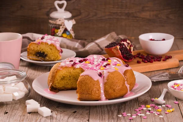 ピンクのフロスティングとケーキ — ストック写真