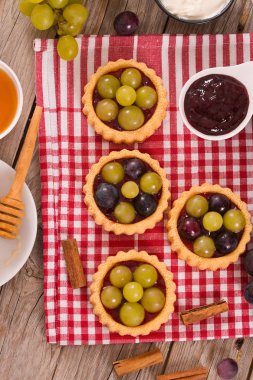 Kesme tahtası üzerinde üzümlü tart.