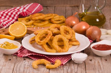 Soğan halkaları üzerinde beyaz tabak.