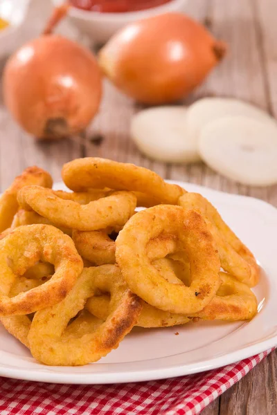 Zwiebelringe Auf Weißem Teller — Stockfoto