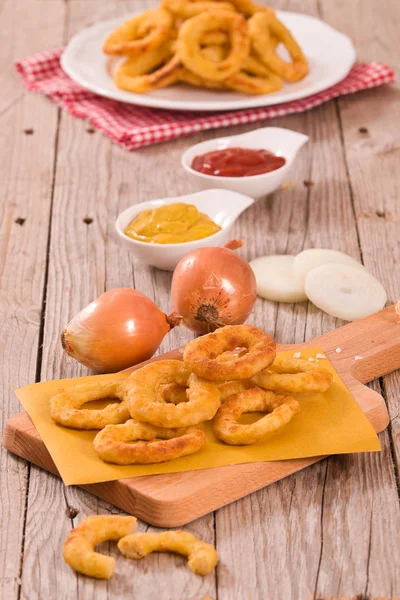 Zwiebelringe Auf Weißem Teller — Stockfoto