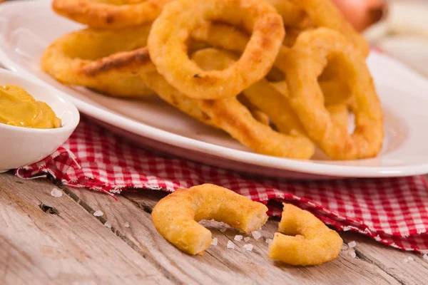 Zwiebelringe Auf Weißem Teller — Stockfoto