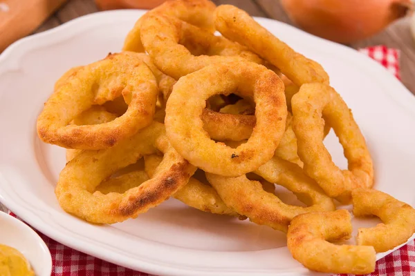 Zwiebelringe Auf Weißem Teller — Stockfoto