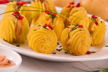 Düşes patates sandviç beyaz çanak üzerinde.