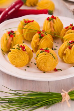 Düşes patates sandviç beyaz çanak üzerinde.