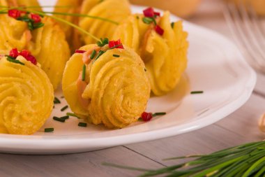 Düşes patates sandviç beyaz çanak üzerinde.