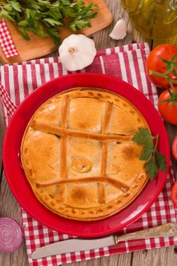 İspanyol tuna pasta üzerinde kırmızı çanak.