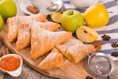 Apple puffs üzerine kesme tahtası.