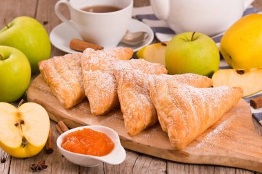Apple puffs üzerine kesme tahtası.