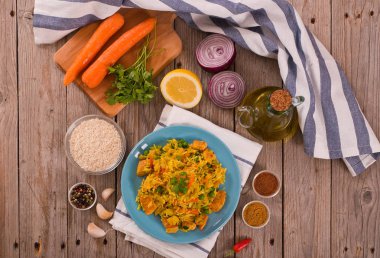 Nasi goreng ahşap tablo.