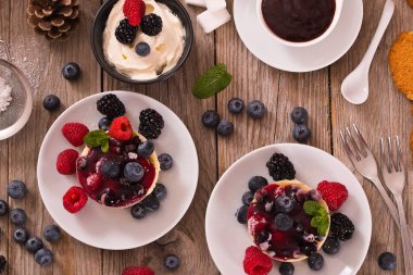 Karışık Meyveli ile Cheesecakes.