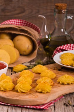 Düşes patates domates sos ile.