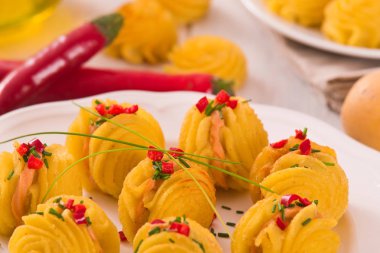 Düşes patates sandviç beyaz çanak üzerinde.