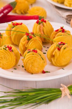 Düşes patates sandviç beyaz çanak üzerinde.