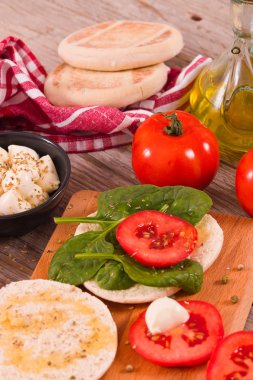 Tigella ekmek ıspanak ve domates ile.