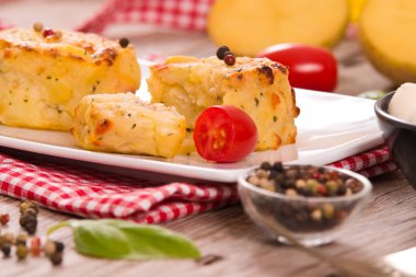 Patates gratins mozzarella ve domates ile.