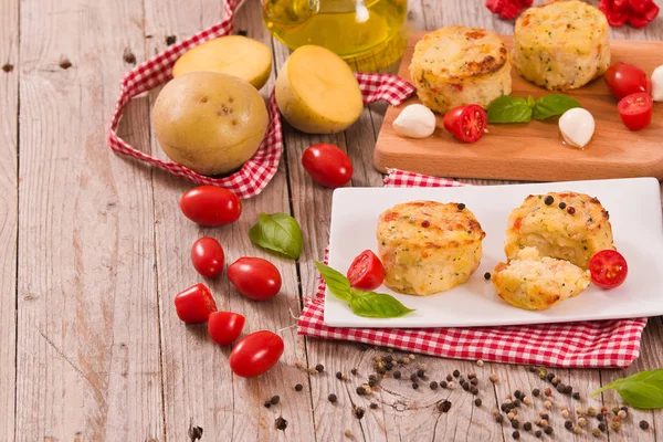 Kartoffelgratins Mit Mozzarella Und Tomaten — Stockfoto
