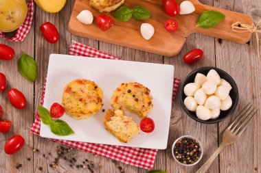 Patates gratins mozzarella ve domates ile.