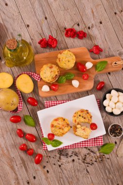 Patates gratins mozzarella ve domates ile.