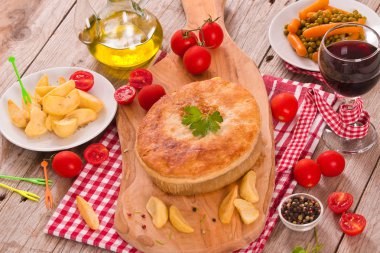 Biftekli börek kesme tahtası üzerinde.