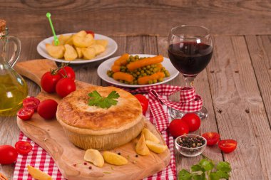 Biftekli börek kesme tahtası üzerinde.