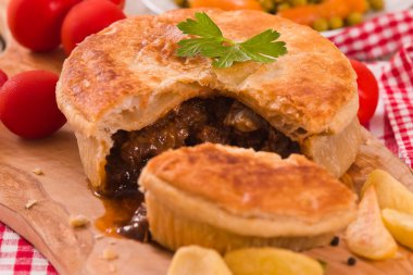 Biftekli börek kesme tahtası üzerinde.