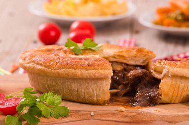 Biftekli börek kesme tahtası üzerinde.