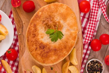 Biftekli börek kesme tahtası üzerinde.