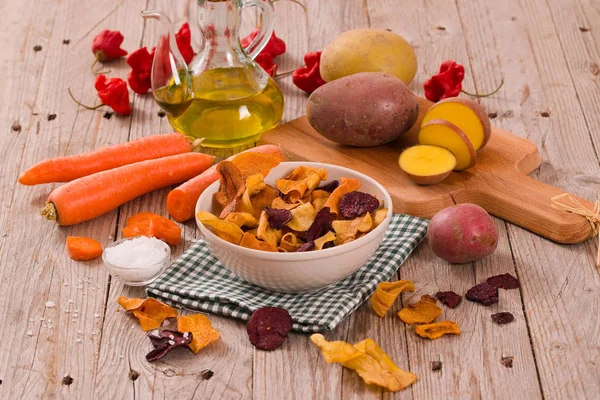 Mixed Vegetable Crisps Wooden Table — Stock Photo, Image