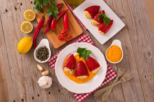 Peperoni Piquillo Ripieni Con Merluzzo Bianco — Foto Stock