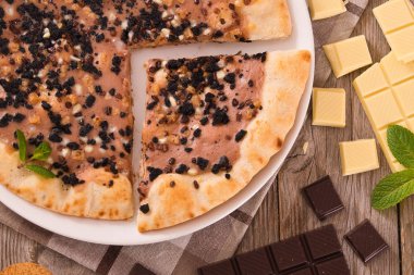 Beyaz yemek pizza çikolatalı cookie.