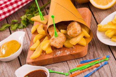 Kızartmalı balık ve patates kızartması..