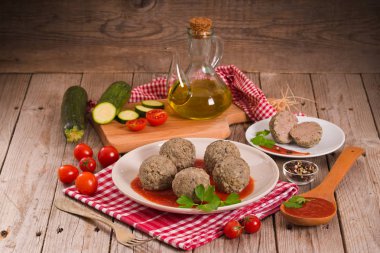 Domates soslu köfte..