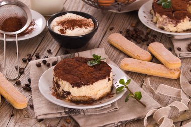 Tiramisu beyaz çanağı nane ile.