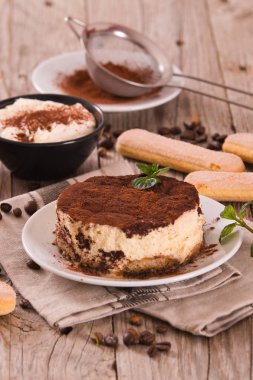 Tiramisu beyaz çanağı nane ile.